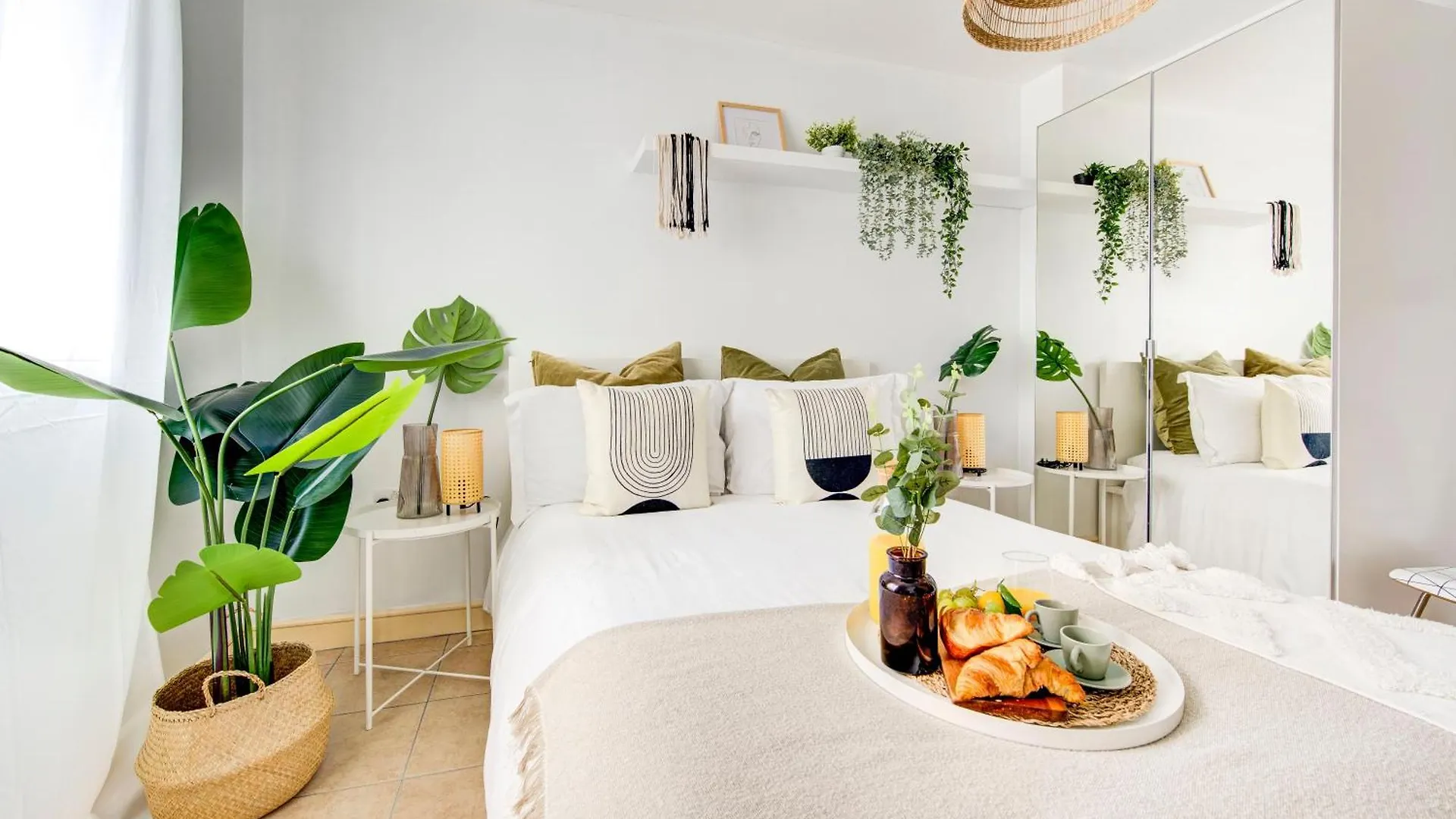 Boho Chic Tower Bridge Gem, Sleeps 8 Apartment London