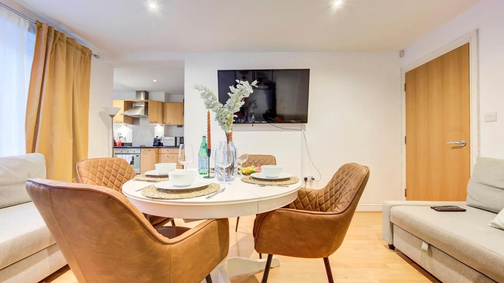 Boho Chic Tower Bridge Gem, Sleeps 8 Apartment London