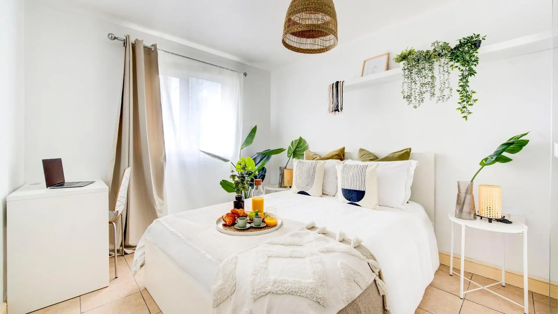 Boho Chic Tower Bridge Gem, Sleeps 8 Apartment London