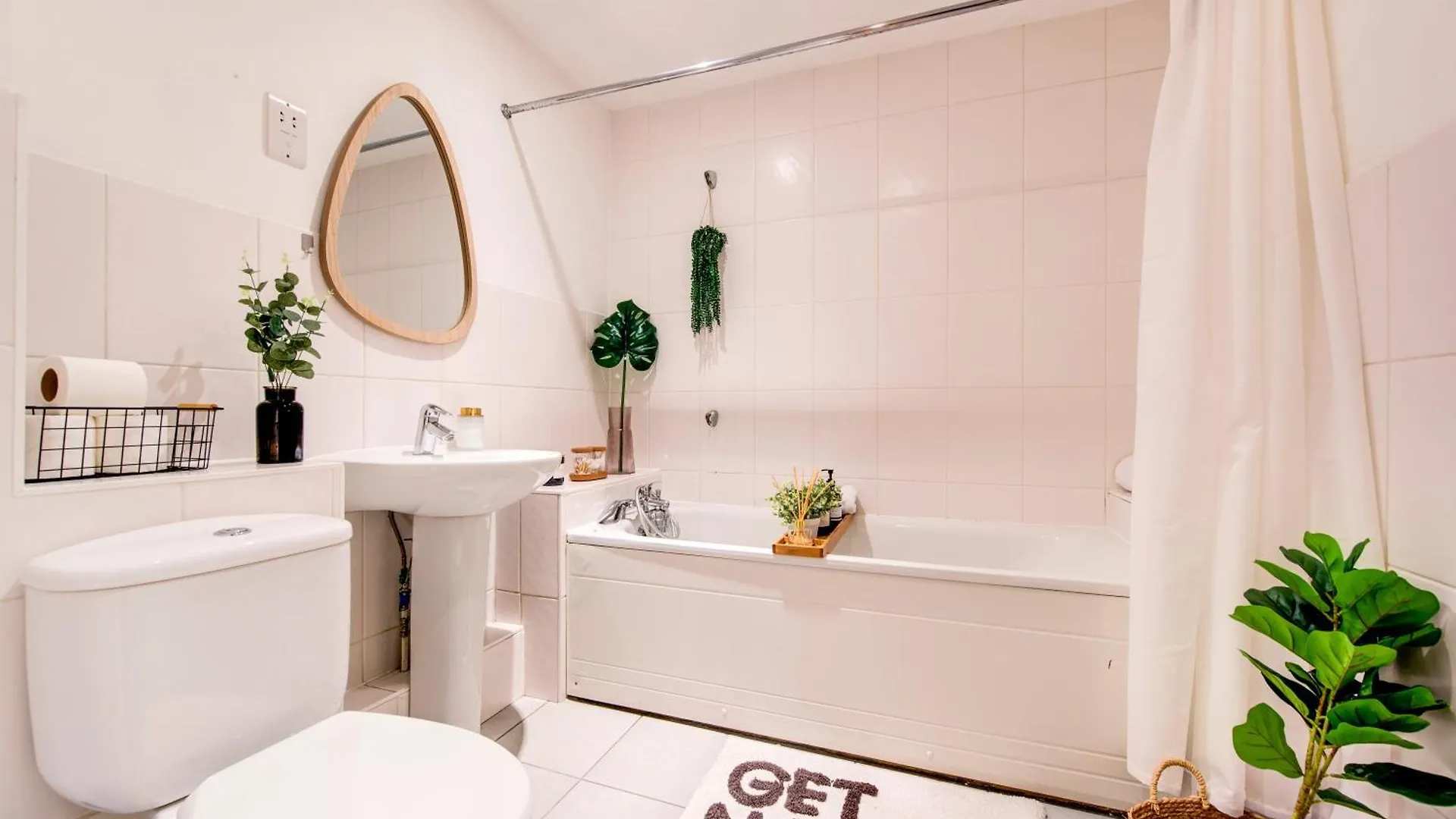 Boho Chic Tower Bridge Gem, Sleeps 8 Apartment London