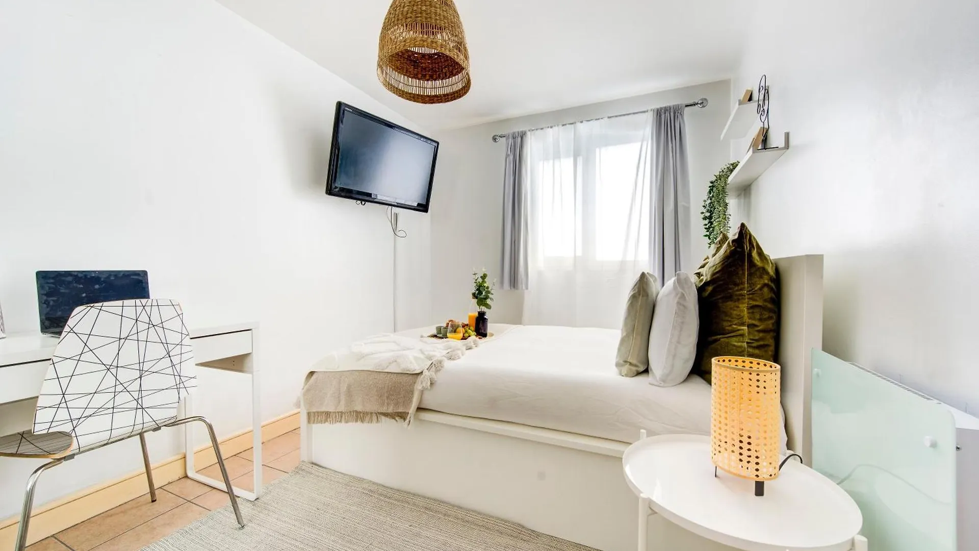 Boho Chic Tower Bridge Gem, Sleeps 8 Apartment London
