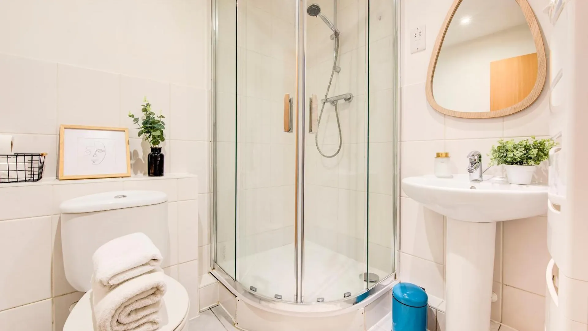 Boho Chic Tower Bridge Gem, Sleeps 8 Apartment London