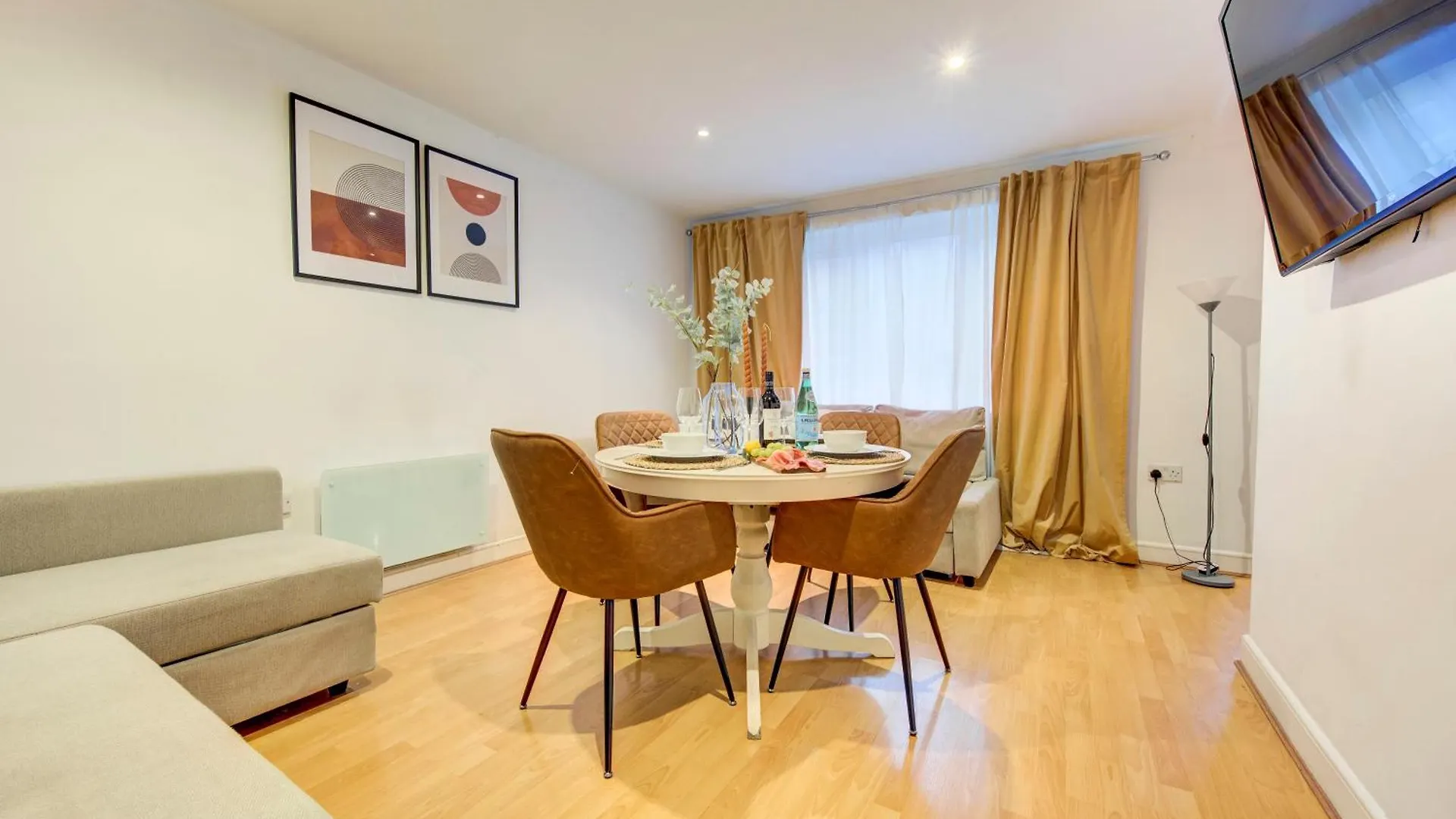 Boho Chic Tower Bridge Gem, Sleeps 8 Apartment London