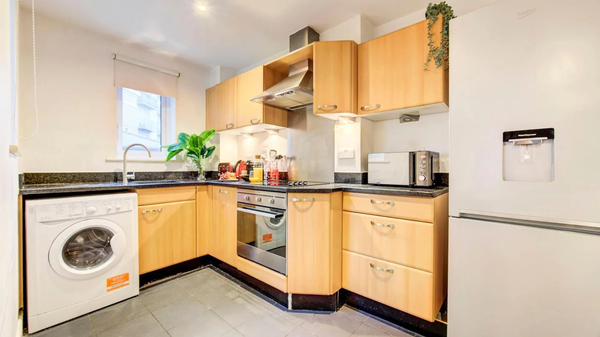 Boho Chic Tower Bridge Gem, Sleeps 8 Apartment London