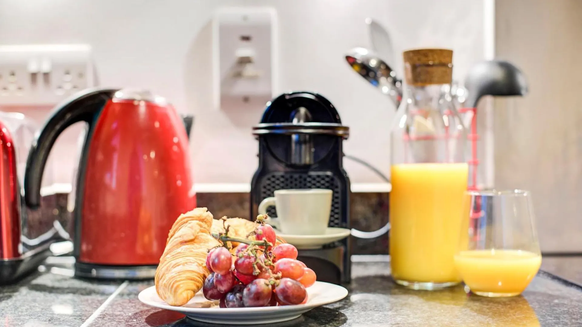 Boho Chic Tower Bridge Gem, Sleeps 8 Apartment London